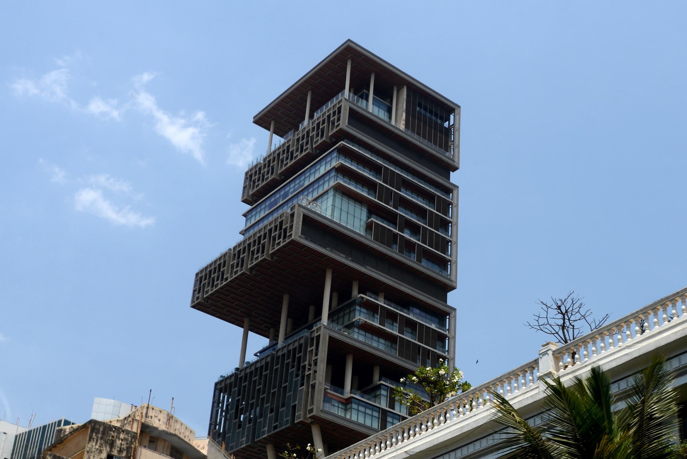Дом 27 этажей. Небоскреб Антилия Мумбаи. Дом Мукеш Амбани в Индии. Мукеш Амбани дом в Мумбаи. Небоскреб Анталия Антилия Мумбаи.